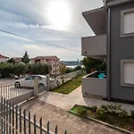 Superior-apartment Mit Einem Schlafzimmer In Strandnaehe By Interhome Apartamento Trogir